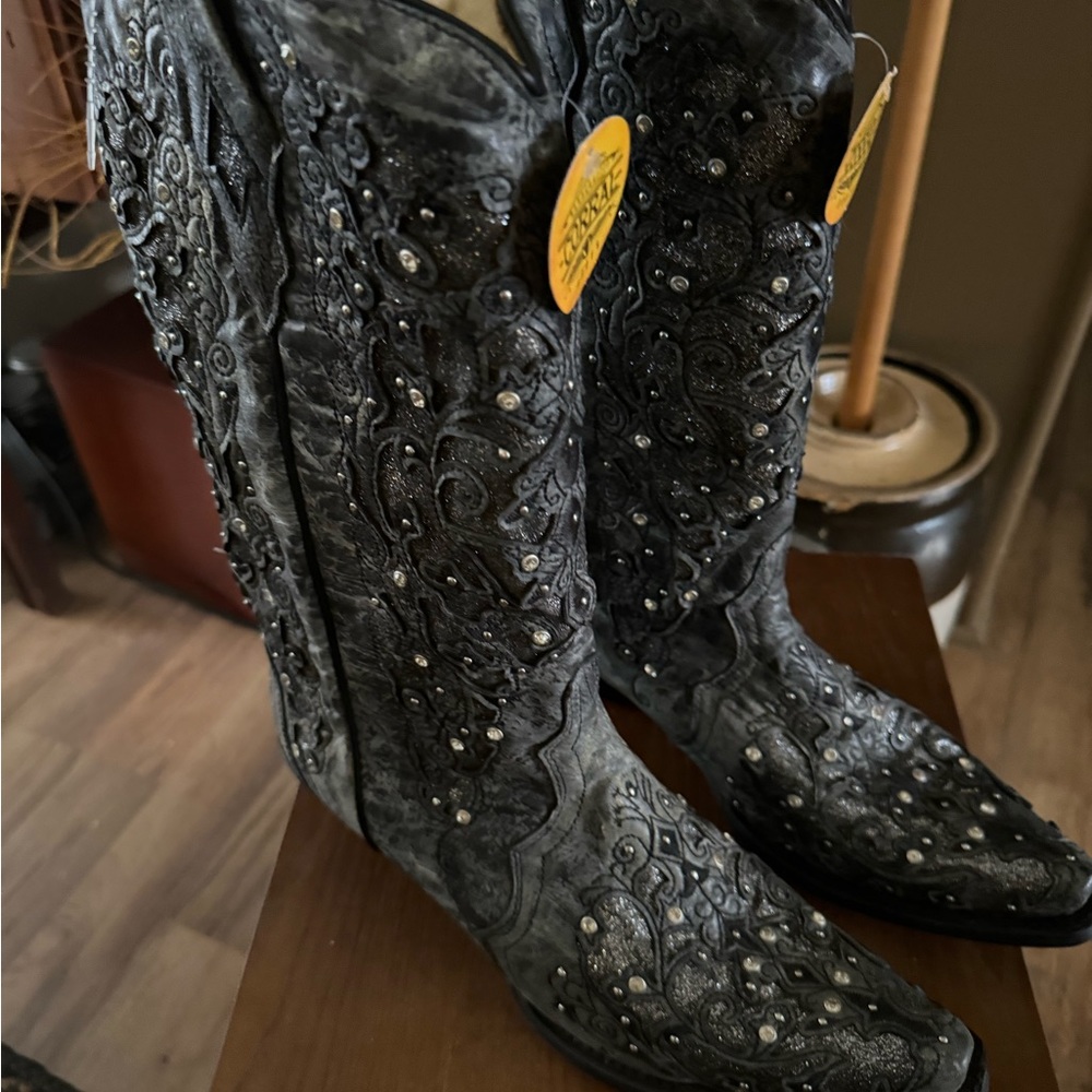 Women’s black with bling bling rhinestones tag says size 12 but measure an 11